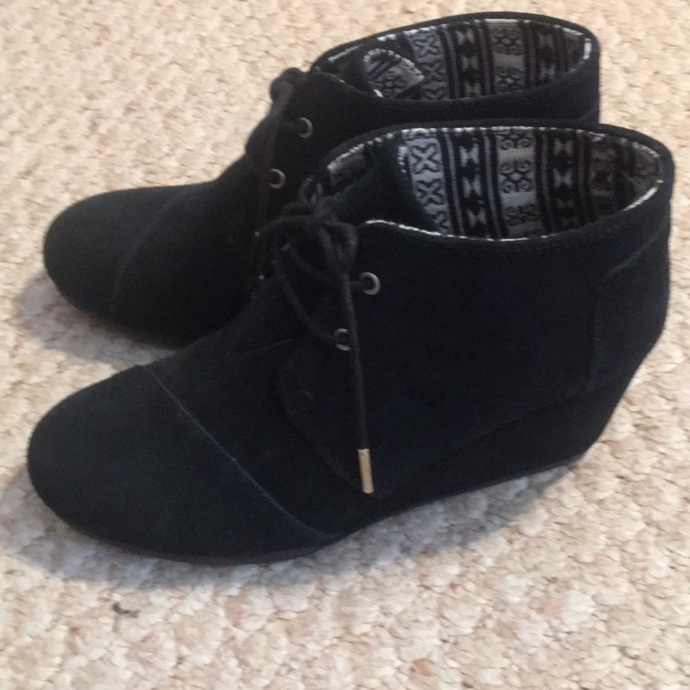 Toms desert wedge booties